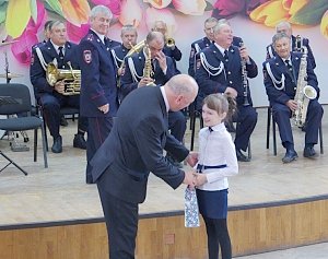 В Севастопольской полиции наградили победителей конкурса рисунка «Мои родители работают в полиции»