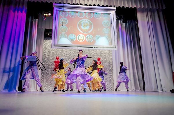 Самарский обком КПРФ организовал концерт в рамках празднования 100-летия Октября
