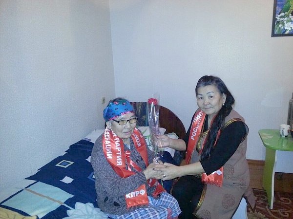 Республика Тыва. Кызылские коммунисты навестили ветерана партии в рамках проекта поддержки пожилых людей