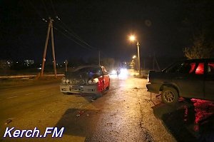 В Керчи при столкновении двух авто, «ВАЗ» врезался в трубу