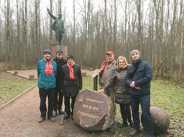 У мемориала Ленину в Разливе коммунисты установили памятный камень