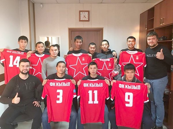 Футболисты команды Тувинского рескома КПРФ в ожидании зимнего сезона