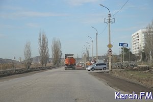 В Керчи на Буденного начали снимать старый асфальт