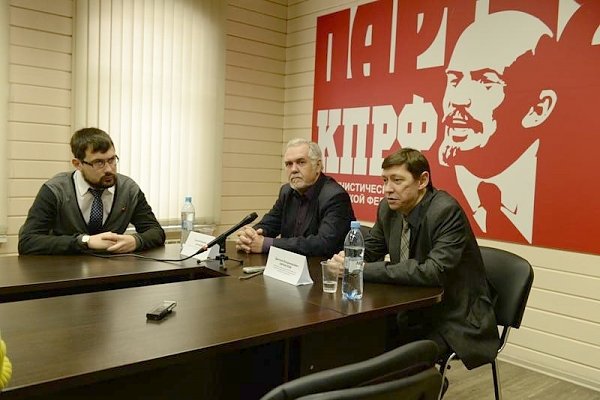 Новосибирский обком КПРФ организовал пресс-конференцию депортированного из Польши профессора Дмитрия Карнаухова