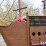 Керчанин решил починить «Корабль» на набережной, где провалился ребенок