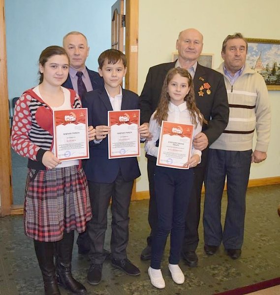 Омские школьники получили призы за участие конкурсе рисунков «Красный день календаря»