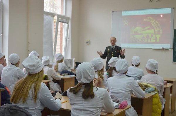 Севастопольские Комсомольцы сказали студентам Медицинского колледжа об Октябрьской революции