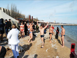 Сакские моржи откроют сезон зимнего плавания массовым заплывом