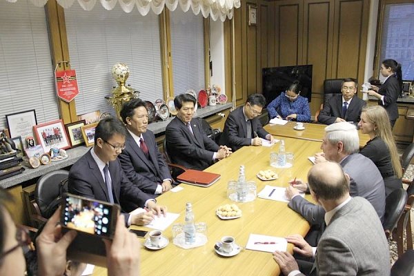 Иван Мельников принял китайскую парламентскую делегацию из Тибетского автономного района КНР
