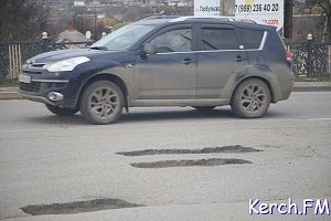 Огромные ямы подстерегают водителей на Чкалова в Керчи