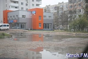 Керчане проплывают через лужи, чтобы проехать к своим домам