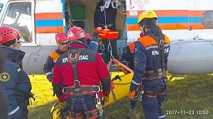 «Беспарашютный десант» крымских спасателей тренируется в Симферопольском аэропорту
