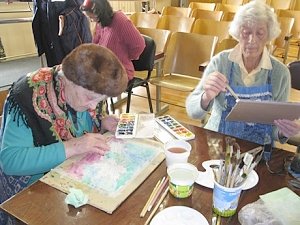 Бабушки и дедушки из Симферопольского пансионата для престарелых учатся рисовать
