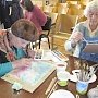 Бабушки и дедушки из Симферопольского пансионата для престарелых учатся рисовать