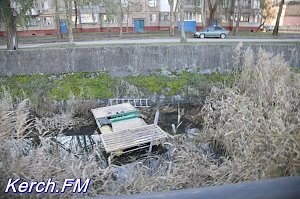 В керченской речке Мелек-Чесме лежит брошенный катамаран