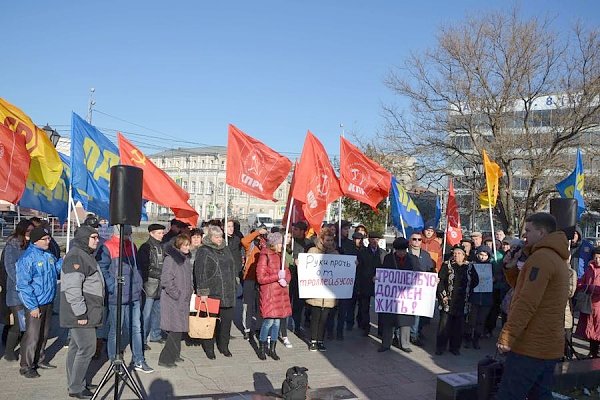 Астраханские коммунисты высказались за сохранение троллейбусов