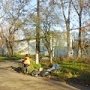Коммунальщики Керчи заваливают мусором дорогу в больничный городок, -керчане