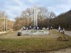 Активисты ОНФ в Крыму провели акции по уборке и благоустройству мемориальных объектов в селе Краснокаменка