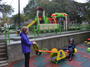 Отремонтированные детские площадки открылись в Ялте и Гурзуфе