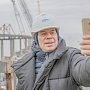 Олег Газманов сделал селфи на арке Крымского моста