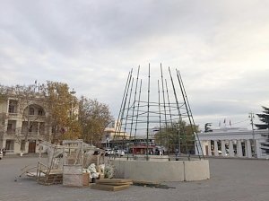 На площади Нахимова идёт установка новогодней елки