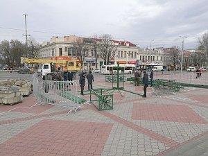 В столице Крыма начали устанавливать новогоднюю ёлку