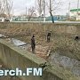 В Керчи рабочие чистят речку Мелек-Чесме при помощи самодельного плота