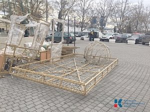 В Севастополе приступили к монтажу главной елки города