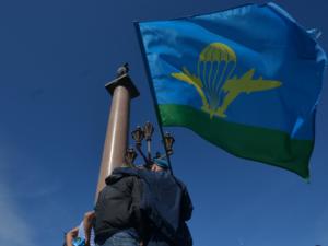 Командующий ВДВ вручил боевое знамя десантно-штурмовому батальону в Крыму