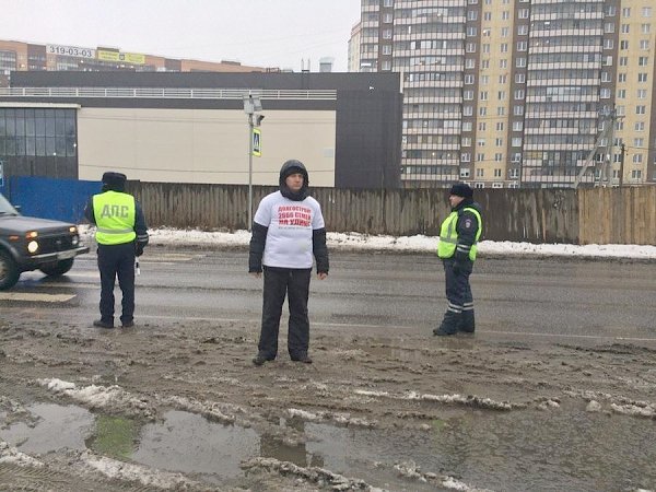 В Ленинградской области обманутые пайщики в знак протеста вышли с пикетами на Токсовское шоссе