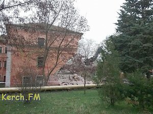 В Керчи разбирают рухнувшее здание КГМТУ