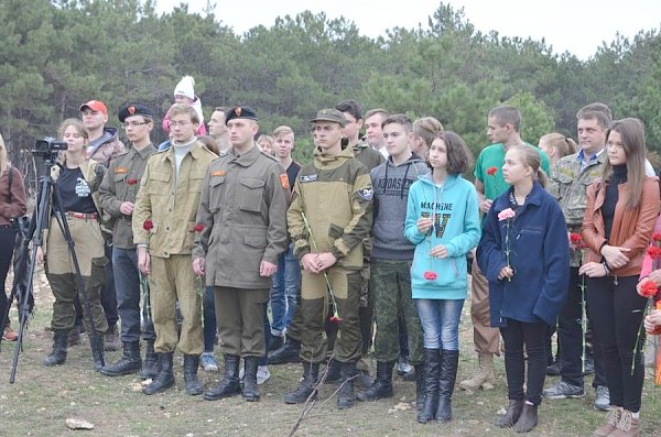 Севастопольские комсомольцы почтили память Неизвестного солдата