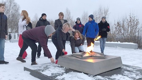 Кировская область. В День неизвестного солдата кирово-чепецкие комсомольцы возложили цветы к Вечному огню