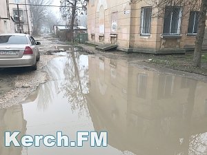 В одном из переулков Аршинцево невозможно пройти из-за огромных луж