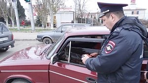 Севастопольские автоинспекторы проводят проверки транспортных средств на соответствие тонировки