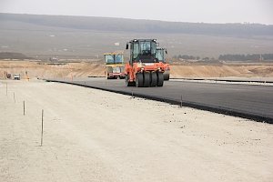 Укладка асфальта началась на одной из ключевых транспортных развязок объездной Дубки-Левадки