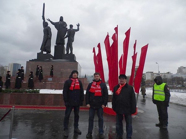 Пермь. Коммунисты прияли участие в городском митинге, посвященном следующий годовщине наступления советских войск под Москвой