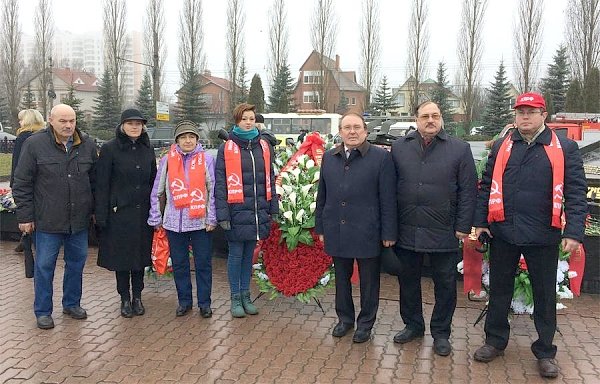 Курские коммунисты отметили День Неизвестного Солдата