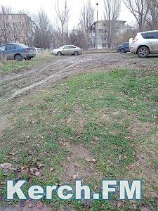 Керчане жалуются на грязные тротуары в районе АТС