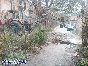 В одном из дворов Керчи появился бассейн из-за водоканала