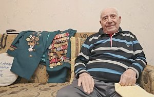 Глава Крыма пришел в гости к ветерану ВОВ и поздравил его с днём героев Отечества