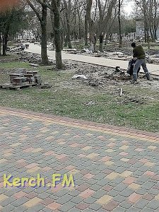 В Молодежном парке Керчи вандалы украли 200 метров кабеля и разломали знак