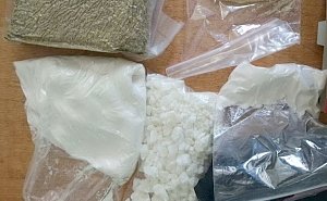 В Крымской столице крупный наркодиллер разгуливал по центру с коробкой кокаина