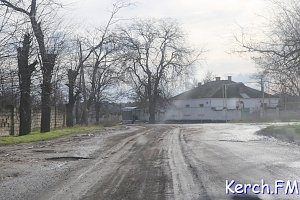 В Керчи на Кокорина частично сняли асфальт