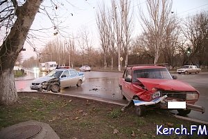 В Керчи «ВАЗ» столкнулся с автомобилем ДПС