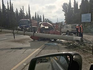 Водитель выехал на обочину и сбил столб – жуткое ДТП на автодороге Симферополь — Ялта