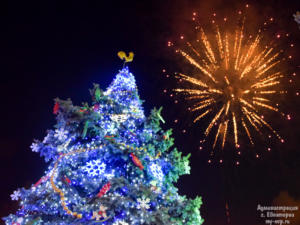Новый год в Евпатории: почта Дела Мороза, десант снеговиков, Снежная королева и свита на ходулях