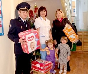 Полицейские Севастополя поддержали акцию «Полицейский Дед Мороз», оказав помощь малюткам в севастопольском Доме ребенка
