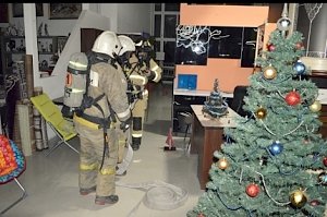 Севастопольские спасатели провели учения по ликвидации условного пожара в крупном мебельном торговом центре