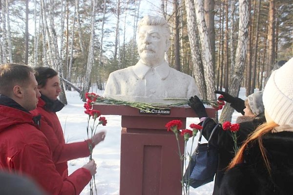 Тюменские коммунисты возложили красные гвоздики к памятнику И.В. Сталину